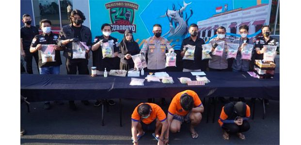 Satresnarkoba Polrestabes Surabaya Tangkap 3 Pengedar Sabu dengan BB 13,4 Kg Satresnarkoba Polrestabes Surabaya Tangkap 3 Pengedar Sabu dengan BB 13,4 Kg