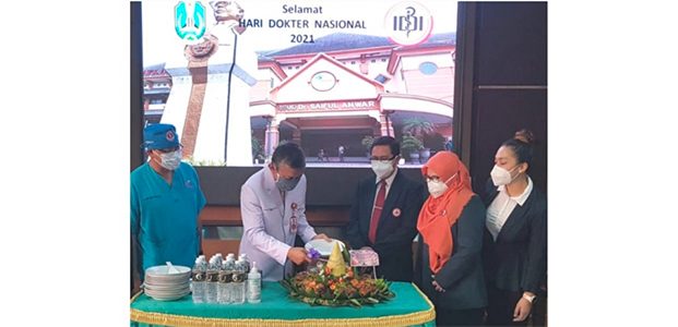 Apresiasi Penanganan Covid-19, Gubernur Khofifah Kirim Tumpeng ke Dokter di Rumah Sakit Apresiasi Penanganan Covid-19, Gubernur Khofifah Kirim Tumpeng ke Dokter di Rumah Sakit