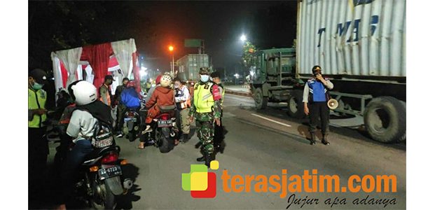 Dalam Semalam, Petugas Pos Penyekat Tambak Osowilangon Putar Balik 19 Kendaraan Plat Luar Daerah Dalam Semalam, Petugas Pos Penyekat Tambak Osowilangon Putar Balik 19 Kendaraan Plat Luar Daerah