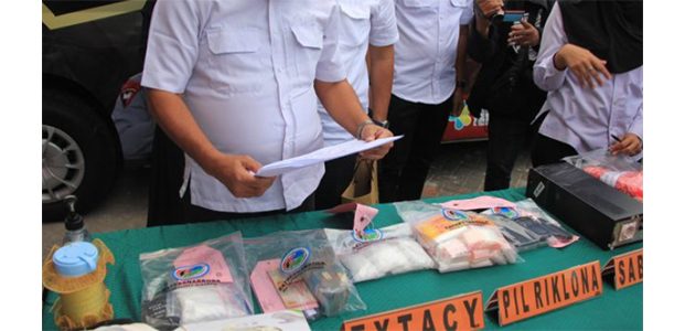Satreskoba Polrestabes Surabaya Sita 2,3 Kg Sabu dari 8 Tersangka Satreskoba Polrestabes Surabaya Sita 2,3 Kg Sabu dari 8 Tersangka
