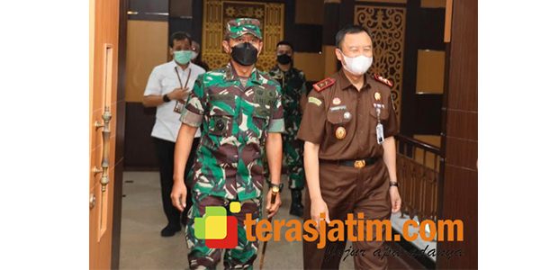 Pangdam Apresiasi Pelayanan Satu Pintu di Jatim Pangdam Apresiasi Pelayanan Satu Pintu di Jatim