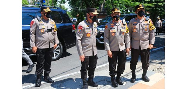Pastikan Prokes dan Pengamanan Nataru di Surabaya Berjalan Baik, Irwasum Mabes Polri Cek Gereja dan Stasiun