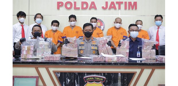 Dibuat di Bojonegoro, Sindikat Pengedar Uang Palsu Milyaran Rupiah Diungkap di Banyuwangi Dibuat di Bojonegoro, Sindikat Pengedar Uang Palsu Milyaran Rupiah Diungkap di Banyuwangi