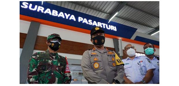Cek Prokes Penumpang KA, Kapolda dan Pangdam Sambangi Stasiun Pasar Turi Cek Prokes Penumpang KA, Kapolda dan Pangdam Sambangi Stasiun Pasar Turi
