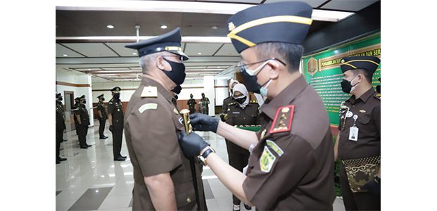 Kajati Jatim Lantik 2 Asisten dan 9 Kajari Baru Kajati Jatim Lantik 2 Asisten dan 9 Kajari Baru