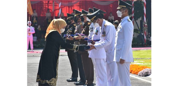 HUT ke-76 Provinsi Jatim, Gubernur Beri Penghargaan Kepada Sejumlah Pejabat dan Kepala Daerah HUT ke-76 Provinsi Jatim, Gubernur Beri Penghargaan Kepada Sejumlah Pejabat dan Kepala Daerah