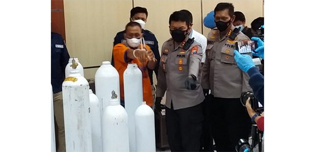 Ditreskrimsus Polda Jatim Tangkap Pembuat dan Penjual Tabung Oksigen Palsu Ditreskrimsus Polda Jatim Tangkap Pembuat dan Penjual Tabung Oksigen Palsu