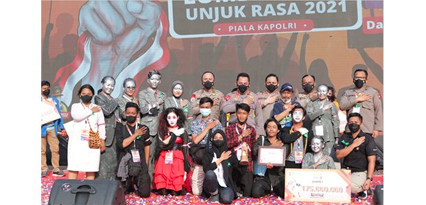 Lomba Demo ‘Kritik Polisi’, Tim Aman Kesal Unesa Raih Piala Kapolri Lomba Demo ‘Kritik Polisi’, Tim Aman Kesal Unesa Raih Piala Kapolri