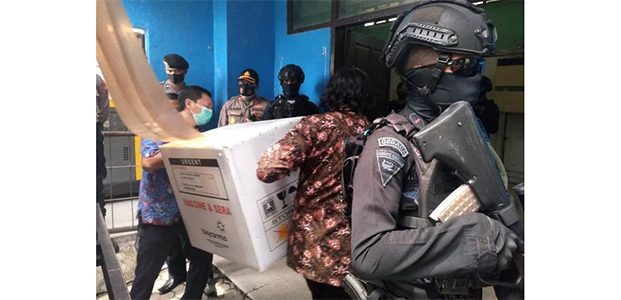 Vaksin Covid -19 Untuk Jatim Tiba di Surabaya Vaksin Covid -19 Untuk Jatim Tiba di Surabaya