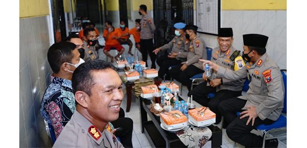 Ramadhan Penuh Berkah, Kapolrestabes Surabaya Ajak Ratusan Tahanan Buka Puasa Bersama
