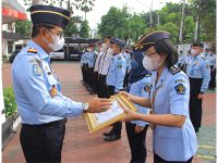 Gagalkan Penyelundupan Sabu, 10 Pegawai Lapas Banyuwangi dan Madiun Terima Penghargaan
