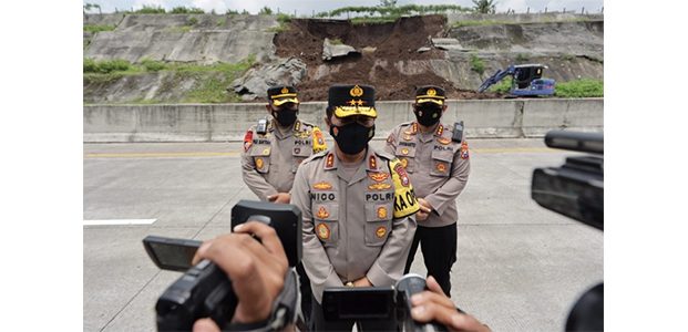 Kapolda Cek Lokasi Longsor di Jalan Tol Pandaan-Malang Kapolda Cek Lokasi Longsor di Jalan Tol Pandaan-Malang