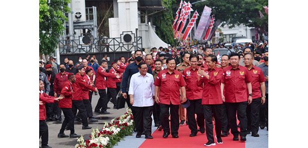 Momen Menarik, Saat Presiden Kenalkan Menterinya pada Mahasiswa di AMN Surabaya
