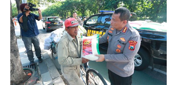 Jelang HUT Humas Polri ke 71, Bidhumas Polda Jatim Bagikan 100 Paket Sembako