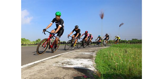 Ratusan Pembalap Sepeda Ramaikan Suroboyo Race 2022 Ratusan Pembalap Sepeda Ramaikan Suroboyo Race 2022