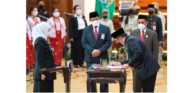 Gubernur Lantik Adhy Karyono Sebagai Sekda Jatim Gubernur Lantik Adhy Karyono Sebagai Sekda Jatim
