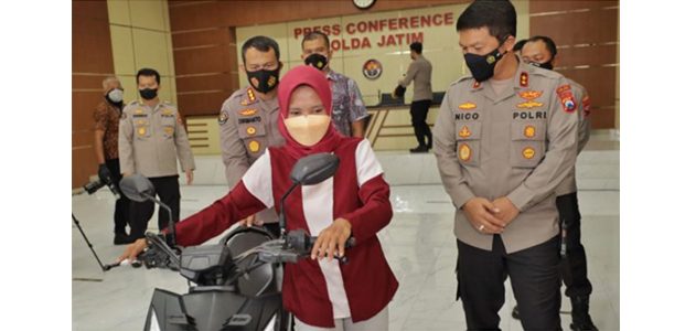 Kapolda Kembalikan Motor Milik Wanita Driver Ojol Korban Curanmor Kapolda Kembalikan Motor Milik Wanita Driver Ojol Korban Curanmor