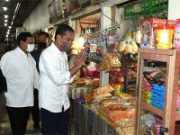 Usai dari Sumenep, Presiden Bagikan Bansos di Pasar Tambahrejo Surabaya