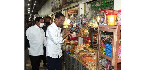 Usai dari Sumenep, Presiden Bagikan Bansos di Pasar Tambahrejo Surabaya Usai dari Sumenep, Presiden Bagikan Bansos di Pasar Tambahrejo Surabaya