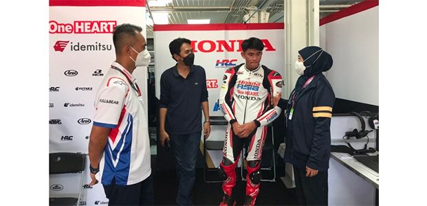 Raih 2 Poin Pertama di MotoGP Mandalika, Gubernur Khofifah Datangi Paddock Mario Aji