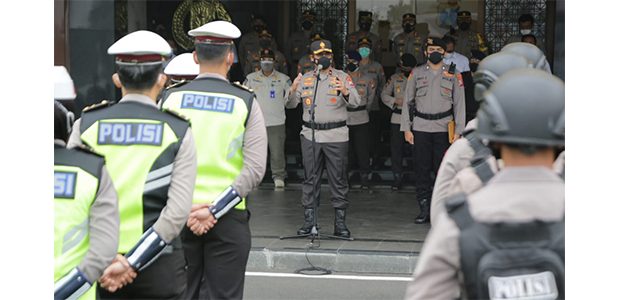 Hari Pertama PPKM Darurat, Waka Polda Jatim Berangkatkan Patroli Show Of Force Hari Pertama PPKM Darurat, Waka Polda Jatim Berangkatkan Patroli Show Of Force