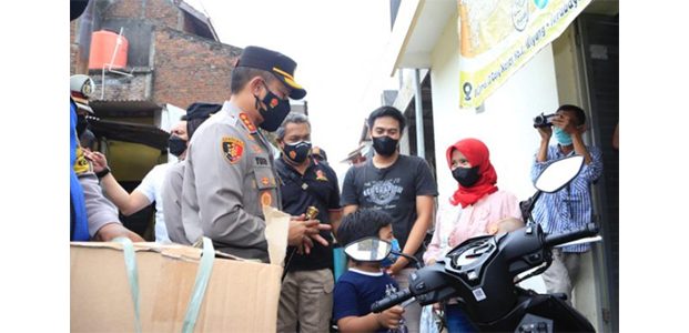 Motornya Digondol Maling, Ibu Muda Pengemudi Ojol ini Dapat Ganti Motor Baru dari Presiden Motornya Digondol Maling, Ibu Muda Pengemudi Ojol ini Dapat Ganti Motor Baru dari Presiden