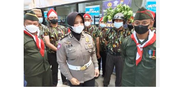 Rayakan Hari Kemerdekaan, Petugas Samsat Ketintang Surabaya Berpakaian Ala Pejuang 45