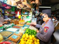 Pastikan Ketersediaan Minyak Goreng di Jatim Aman, Kapolri Cek Produsen Hingga Blusukan di Pasar