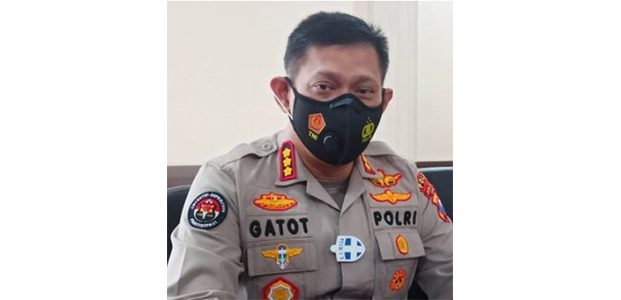Mahasiswi Bunuh Diri di Makam Ayahnya, Seorang Anggota Polres Pasuruan Diperiksa Propam Polda Jatim Mahasiswi Bunuh Diri di Makam Ayahnya, Seorang Anggota Polres Pasuruan Diperiksa Propam Polda Jatim