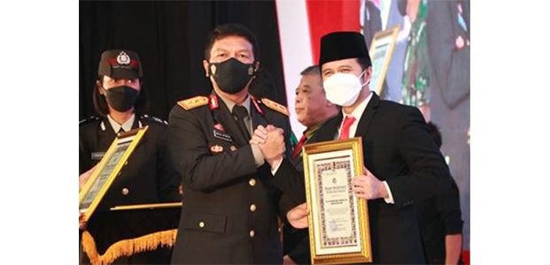 Kapolda Jatim Beri Penghargaan Tan Hana Dharma Mangrwa Kepada Sejumlah Tokoh Kapolda Jatim Beri Penghargaan Tan Hana Dharma Mangrwa Kepada Sejumlah Tokoh