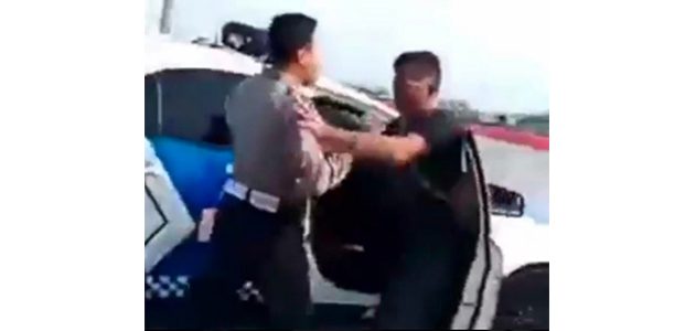 Viral Anggota PJR Dituding Palak Sopir 500 Ribu di Tol Gresik, Ini Penjelasan Polda Jatim Viral Anggota PJR Dituding Palak Sopir 500 Ribu di Tol Gresik, Ini Penjelasan Polda Jatim