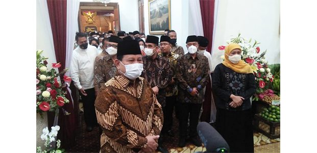 Momen Lebaran, Menhan Prabowo Silaturahmi dengan Sejumlah Tokoh di Jatim Momen Lebaran, Menhan Prabowo Silaturahmi dengan Sejumlah Tokoh di Jatim