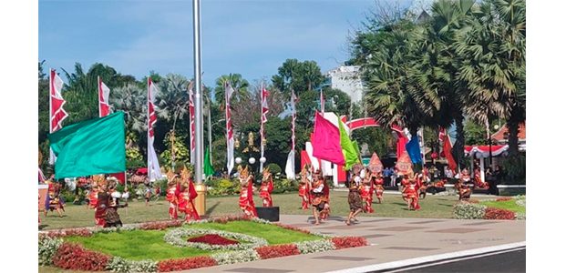 Tarian Kolosal Sumpah Amukti Palapa Awali Kemeriahan Upacara Kemerdekaan di Grahadi Surabaya Tarian Kolosal Sumpah Amukti Palapa Awali Kemeriahan Upacara Kemerdekaan di Grahadi Surabaya