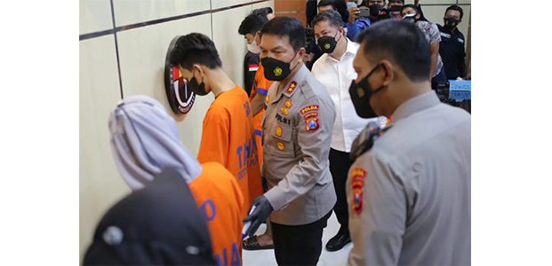 2 Kantor Pinjol di Surabaya dan Sidoarjo Digerebek, 3 Orang Pegawainya Diciduk 2 Kantor Pinjol di Surabaya dan Sidoarjo Digerebek, 3 Orang Pegawainya Diciduk