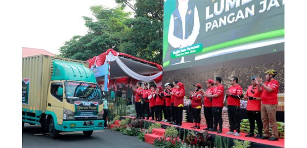 Gubernur Lepas Puluhan Truk Operasi Pasar Lumbung Pangan Jatim di 25 Pasar Gubernur Lepas Puluhan Truk Operasi Pasar Lumbung Pangan Jatim di 25 Pasar