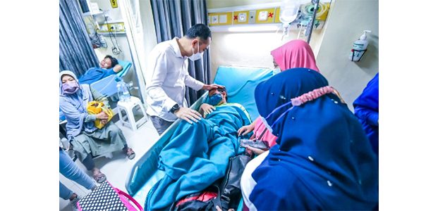 Jenguk Korban Perosotan di RS, Wali Kota Eri: Pengelola Kenjeran Park Harus Bertanggungjawab Jenguk Korban Perosotan di RS, Wali Kota Eri: Pengelola Kenjeran Park Harus Bertanggungjawab