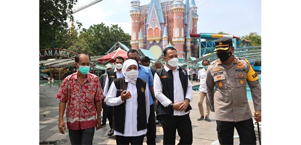 Gubernur Cek Lokasi Runtuhnya Perosotan Waterpark Kenjeran Surabaya