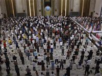 Awali Puasa Ramadhan, Gubernur dan Ribuan Jamaah Gelar Tarawih Pertama di Masjid Akbar Surabaya