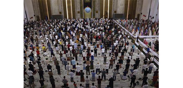 Awali Puasa Ramadhan, Gubernur dan Ribuan Jamaah Gelar Tarawih Pertama di Masjid Akbar Surabaya