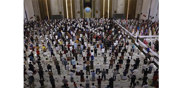 Awali Puasa Ramadhan, Gubernur dan Ribuan Jamaah Gelar Tarawih Pertama di Masjid Akbar Surabaya Awali Puasa Ramadhan, Gubernur dan Ribuan Jamaah Gelar Tarawih Pertama di Masjid Akbar Surabaya