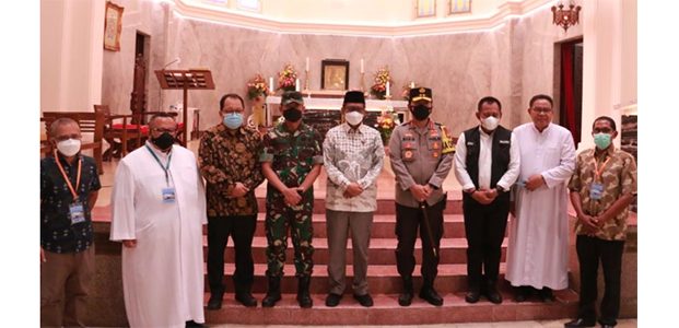 Kunjungi Surabaya, Menko Mahfud Cek Prokes dan Pengamanan di Sejumlah Gereja