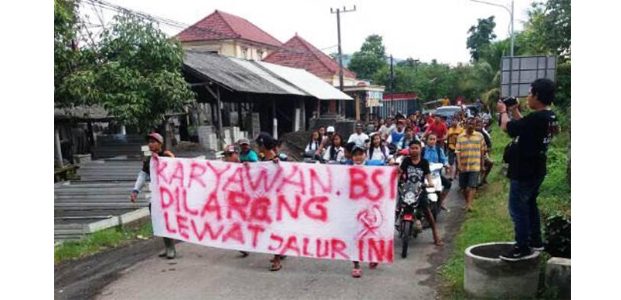 Ada Gambar Palu Arit dalam Demo Tolak Tambang, Polres Banyuwangi Periksa Puluhan Orang Ada Gambar Palu Arit dalam Demo Tolak Tambang, Polres Banyuwangi Periksa Puluhan Orang