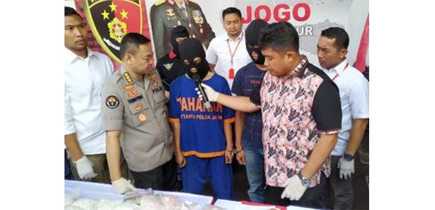 Agar Percaya Diri, 2 Pria asal Tempurejo Jember ini Jualan Pil Koplo Sambil Bawa Senpi Rakitan Agar Percaya Diri, 2 Pria asal Tempurejo Jember ini Jualan Pil Koplo Sambil Bawa Senpi Rakitan