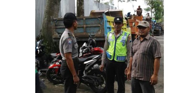 Akses Jalan Ditutup Perhutani, Sopir Truk Pasir di Puncu Kediri Protes Akses Jalan Ditutup Perhutani, Sopir Truk Pasir di Puncu Kediri Protes