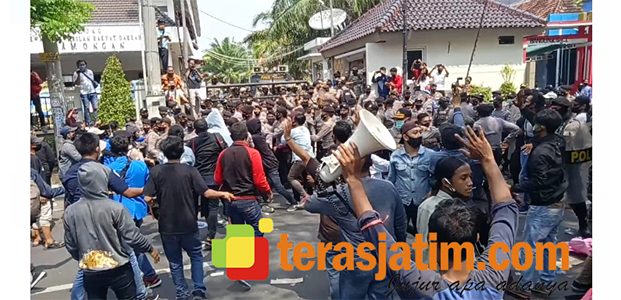 Aksi Mahasiswa Lamongan Tolak Raperda RTRW di DPRD Diwarnai Kericuhan Aksi Mahasiswa Lamongan Tolak Raperda RTRW di DPRD Diwarnai Kericuhan