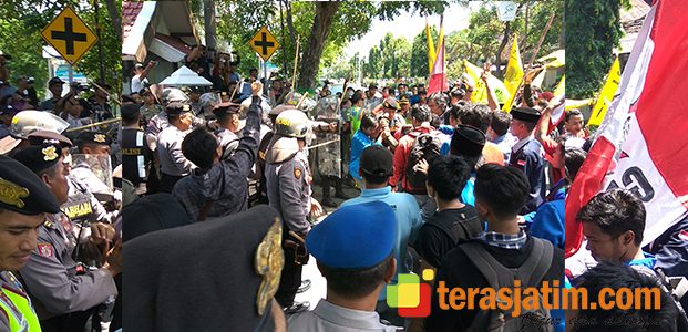 Aksi Mahasiswa Tolak UU MD3 di Jombang, Diwarnai Bentrok dengan Polisi Aksi Mahasiswa Tolak UU MD3 di Jombang, Diwarnai Bentrok dengan Polisi