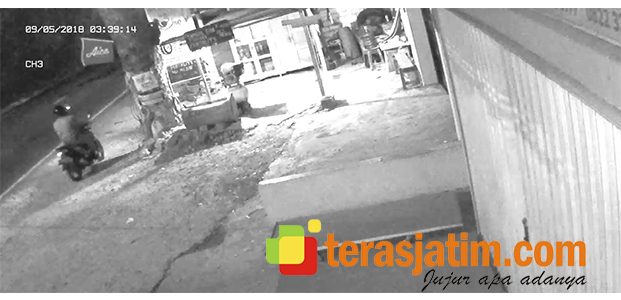 Aksi Maling di Baureno Bojonegoro Tertangkap Kamera CCTV Aksi Maling di Baureno Bojonegoro Tertangkap Kamera CCTV