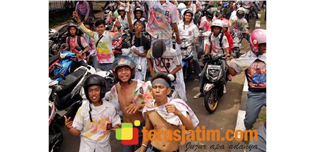 Aksi Saling Coret Seragam dan Konvoi, Warnai Kelulusan Pelajar SMA di Situbondo Aksi Saling Coret Seragam dan Konvoi, Warnai Kelulusan Pelajar SMA di Situbondo
