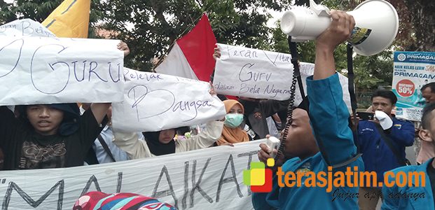 Mahasiswa Demo Peringati Hari Guru Nasional Mahasiswa Demo Peringati Hari Guru Nasional