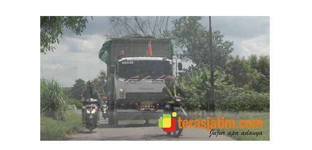 Warga Ngimbang Lamongan Keluhkan Aktivitas Truk Pengangkut Urugan Warga Ngimbang Lamongan Keluhkan Aktivitas Truk Pengangkut Urugan
